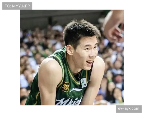 郭昊文训练室外跟教练聊啥呢，这架势跟明星私下见面似的？